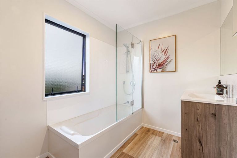 Photo of property in 11 Gunner Drive, Te Atatu Peninsula, Auckland, 0610