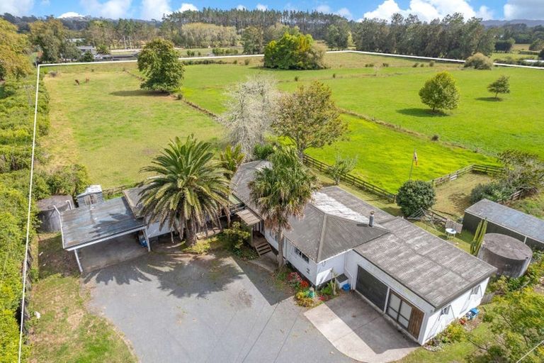 Photo of property in 290 Waitakere Road, Taupaki, 0782