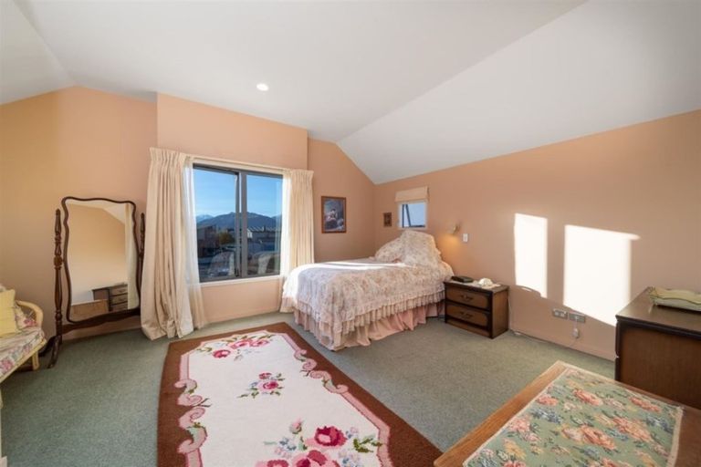 Photo of property in 9 Meadowbrook Place, Wanaka, 9305