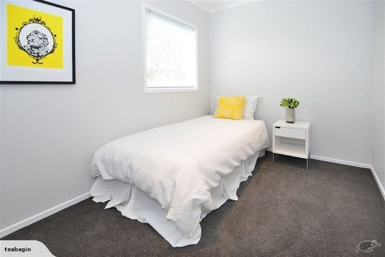 Photo of property in 28 Totaravale Drive, Totara Vale, Auckland, 0629
