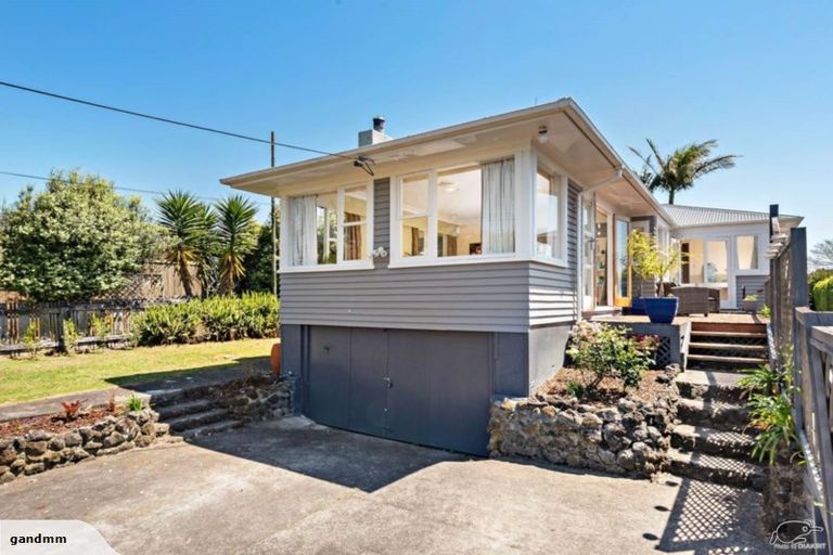 Photo of property in 90 Gloria Avenue, Te Atatu Peninsula, Auckland, 0610