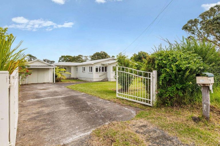 Photo of property in 290 Waitakere Road, Taupaki, 0782