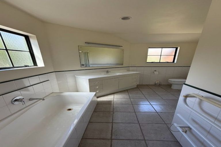 Photo of property in 2/119 Ocean View Road, Hillcrest, Auckland, 0627