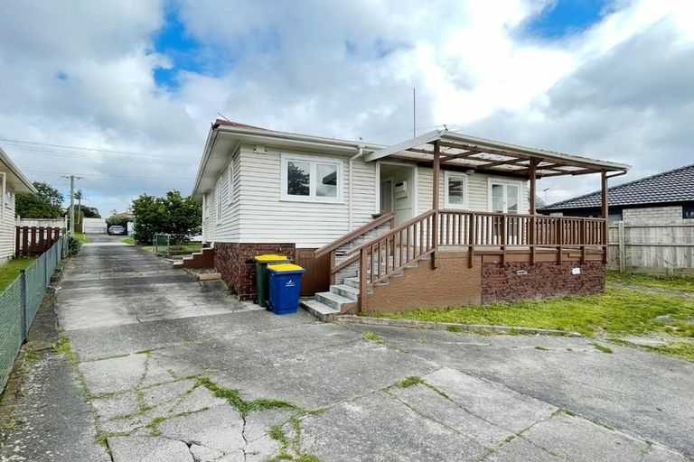 Photo of property in 2 Marlene Avenue, Te Atatu South, Auckland, 0610