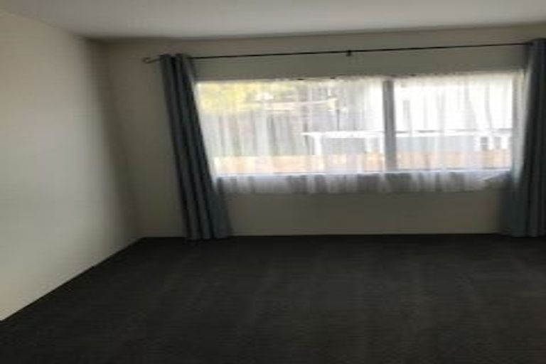 Photo of property in 33 Helleur Road, Massey, Auckland, 0614