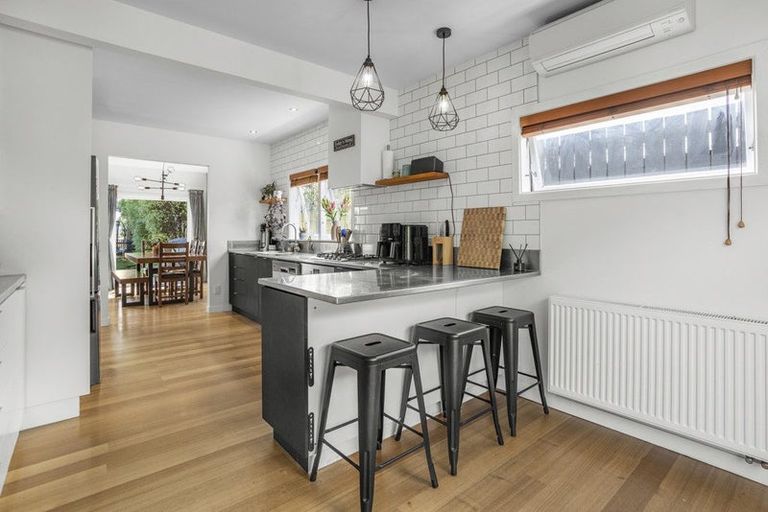 Photo of property in 25 Marine Parade, Eastbourne, Lower Hutt, 5013
