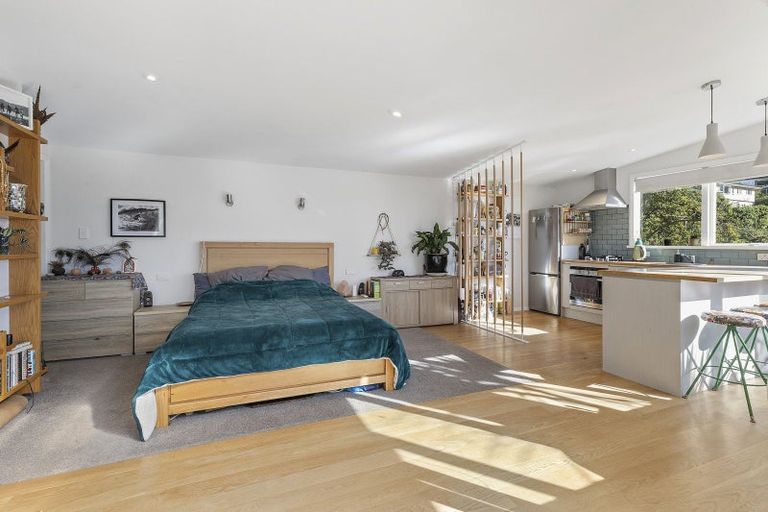 Photo of property in 25 Hungerford Road, Lyall Bay, Wellington, 6022