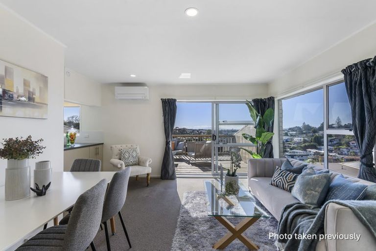 Photo of property in 2/8 Havana Place, Glenfield, Auckland, 0629