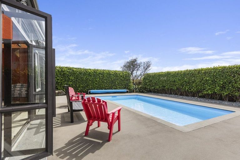 Photo of property in 8 Blenheim Place, Vogeltown, New Plymouth, 4310