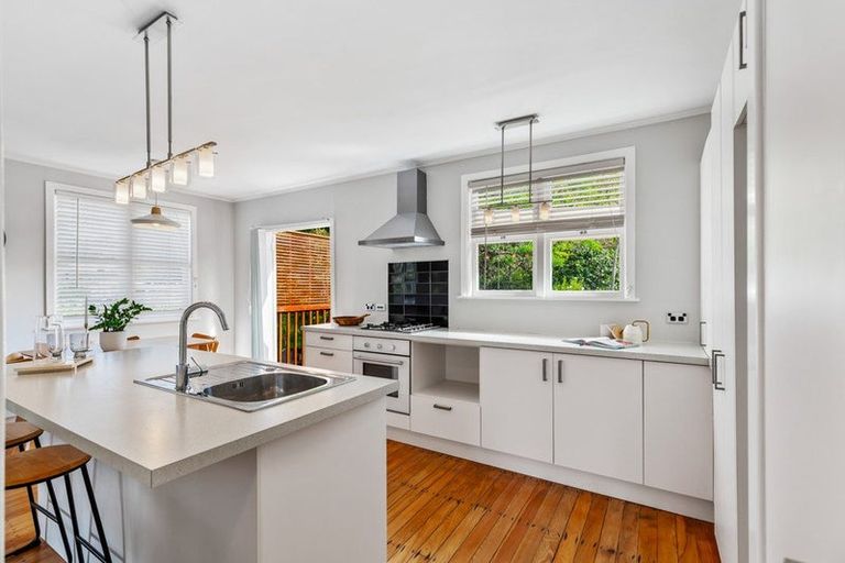 Photo of property in 242 Henderson Valley Road, Henderson, Auckland, 0612