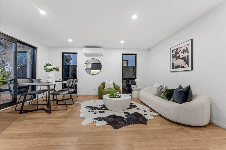 Photo of property in 21e Knights Road, Rothesay Bay, Auckland, 0630