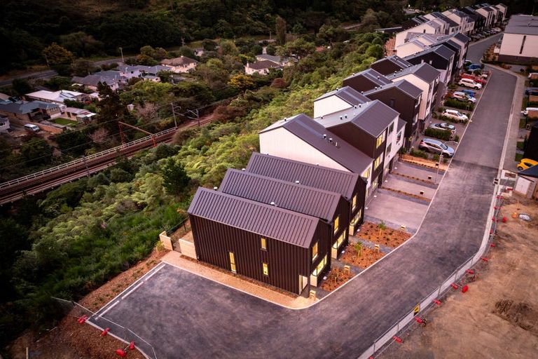 Photo of property in 90 Ara Paiwhenua, Tawa, Wellington, 5028