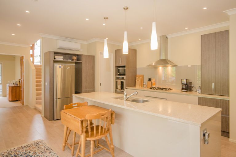 Photo of property in 28 Mccahon Place, Titirangi, Auckland, 0604