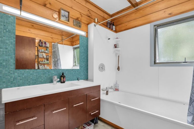 Photo of property in 100b Grand Vue Road, Kawaha Point, Rotorua, 3010