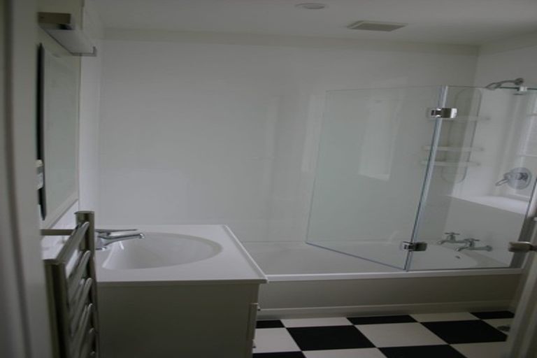 Photo of property in 2 Rodney Street, Northland, Wellington, 6012