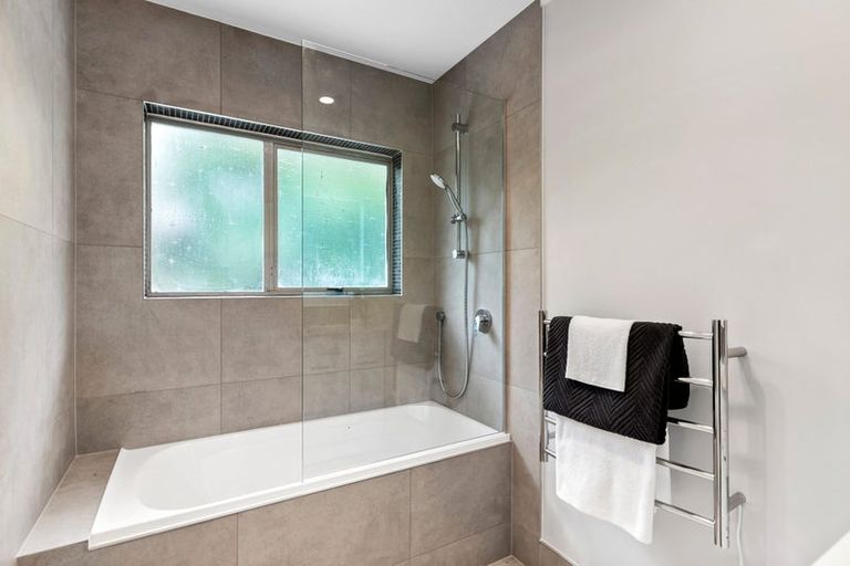 Photo of property in 2/17 Emirau Place, Glenfield, Auckland, 0629