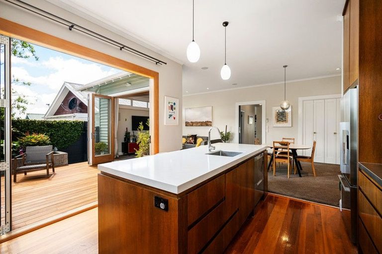 Photo of property in 12 Trevor Terrace, Newtown, Wellington, 6021