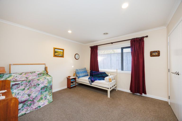 Photo of property in 12 Ron Place, Fitzherbert, Palmerston North, 4410