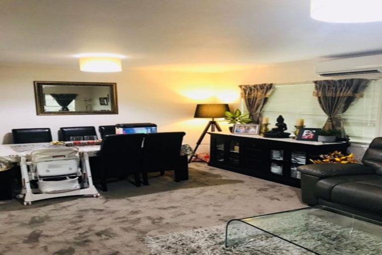 Photo of property in 1/92 Lake Road, Northcote, Auckland, 0627