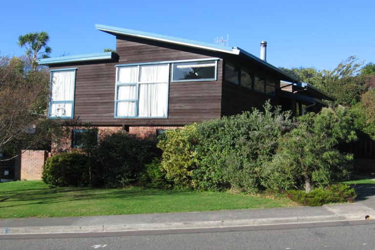 Photo of property in 72 Churton Drive, Churton Park, Wellington, 6037
