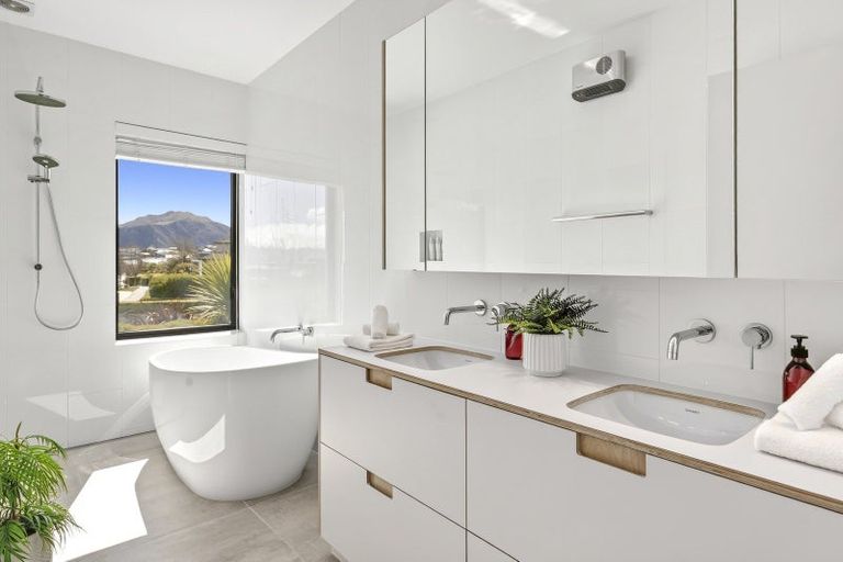 Photo of property in 15 Kereru Crescent, Wanaka, 9305
