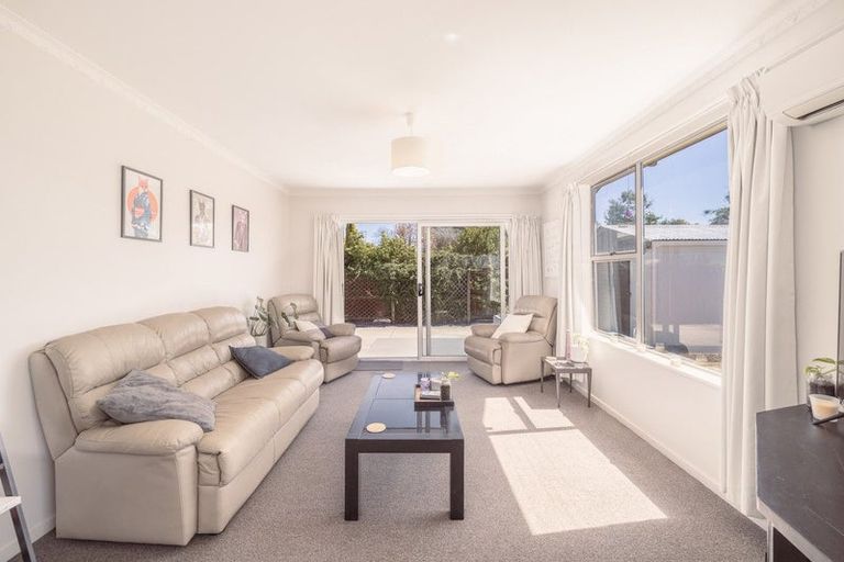 Photo of property in 2/90 Queenspark Drive, Parklands, Christchurch, 8083