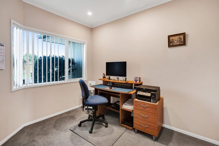 Photo of property in 5 Vardon Way, Waiwhakaiho, New Plymouth, 4312