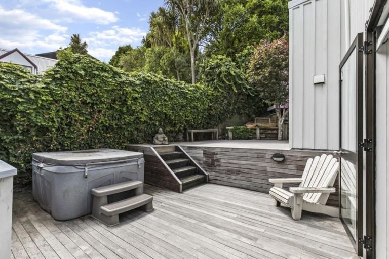 Photo of property in 2/24 Colonial Road, Birkenhead, Auckland, 0626