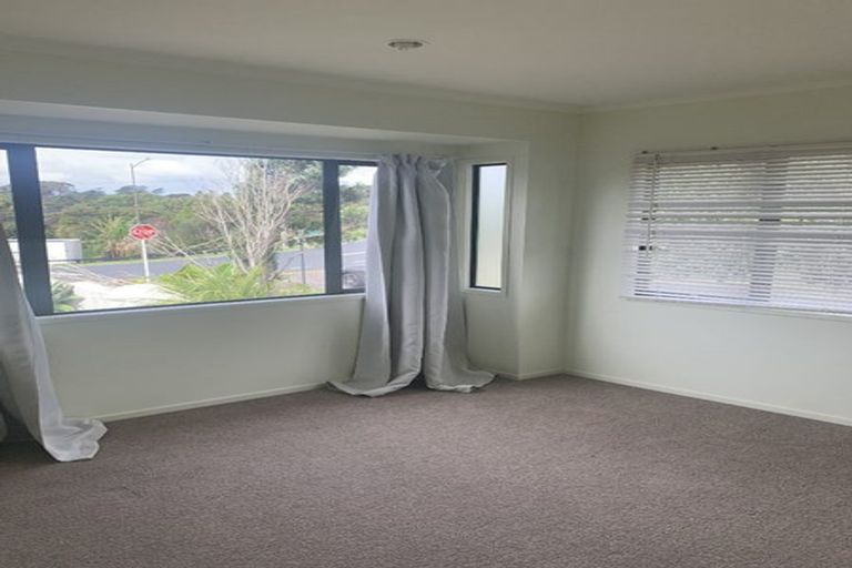 Photo of property in 1 Kittiwake Drive, Schnapper Rock, Auckland, 0632