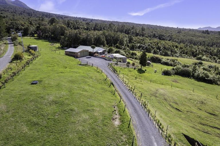 Photo of property in 1880 Mangorei Road, Mangorei, New Plymouth, 4371