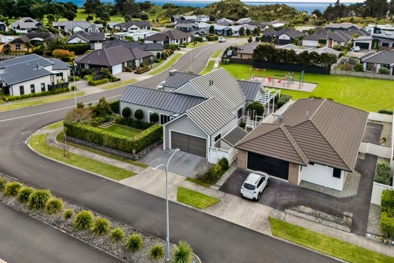 Photo of property in 1 Gleneagles Way, Waiwhakaiho, New Plymouth, 4312