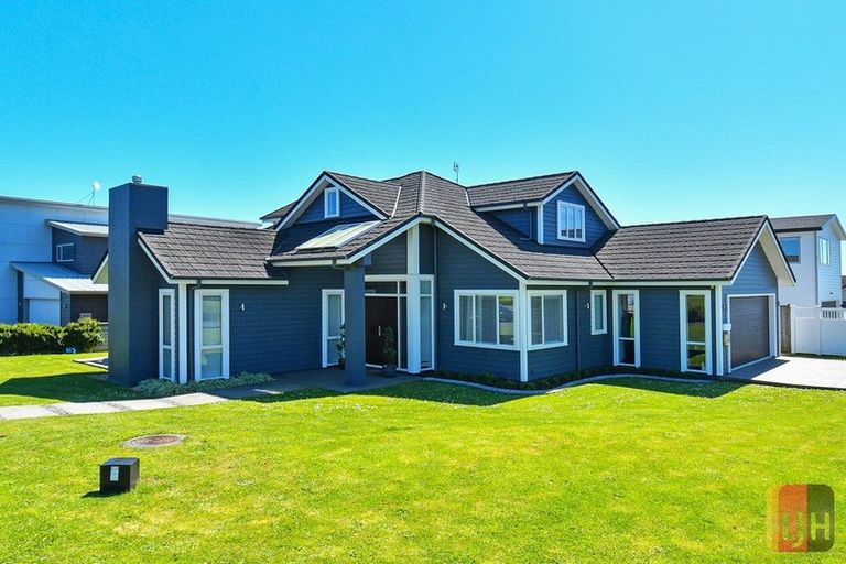 Photo of property in 2 Portofino Point, Karaka, Papakura, 2113