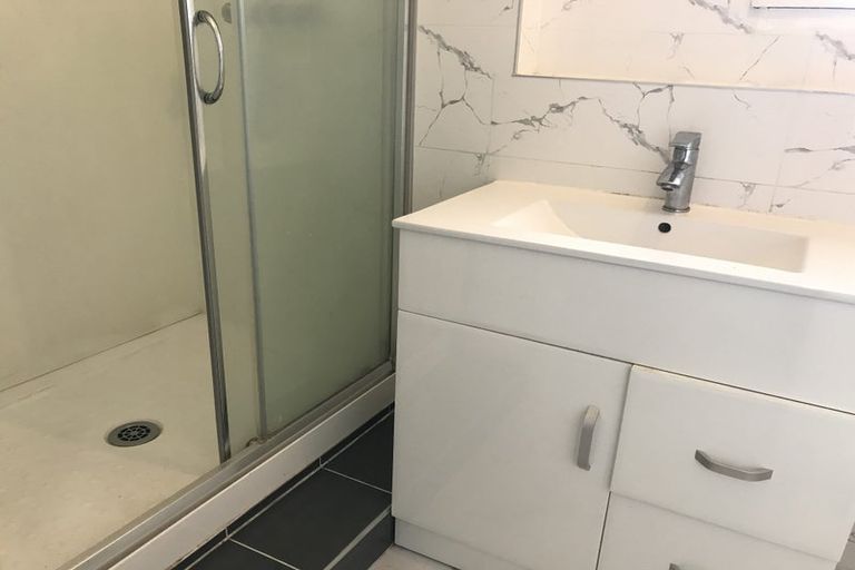 Photo of property in 1/44 Roberts Road, Glenfield, Auckland, 0629