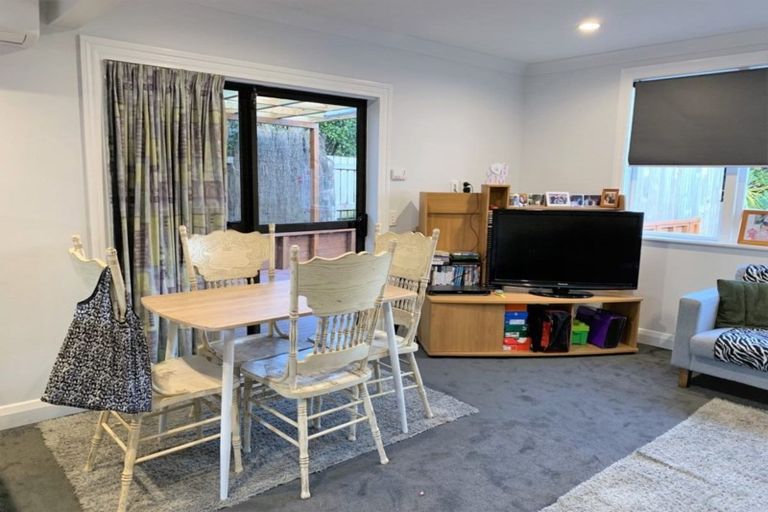 Photo of property in 118b Newlands Road, Newlands, Wellington, 6037