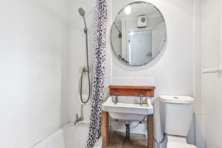 Photo of property in 1 Wyndham Road, Hannahs Bay, Rotorua, 3010