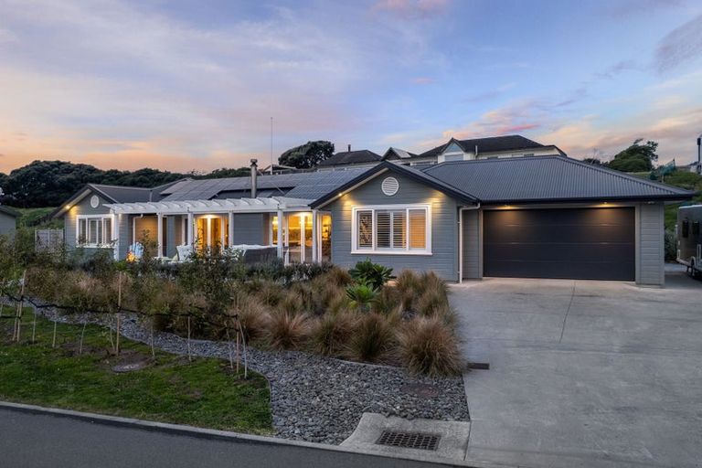 Photo of property in 6 Arapipi Way, Peka Peka, Waikanae, 5391