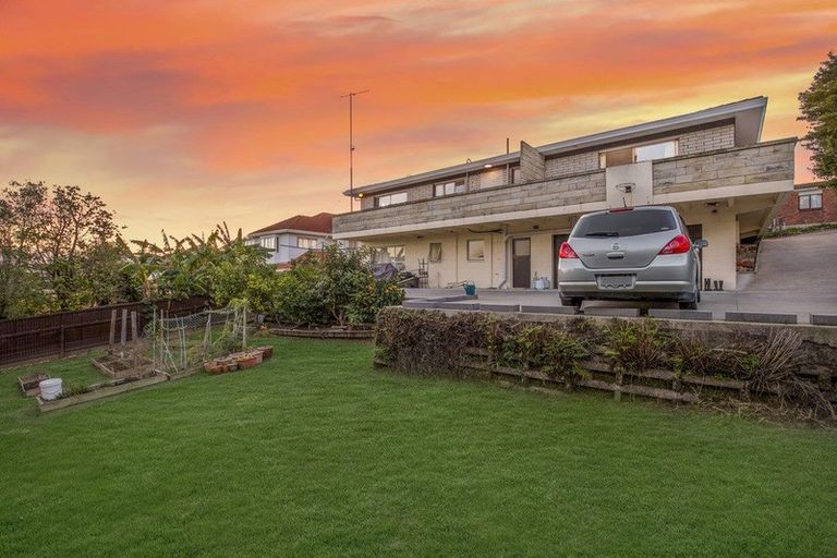 Photo of property in 16 Banksia Place, Goodwood Heights, Auckland, 2105