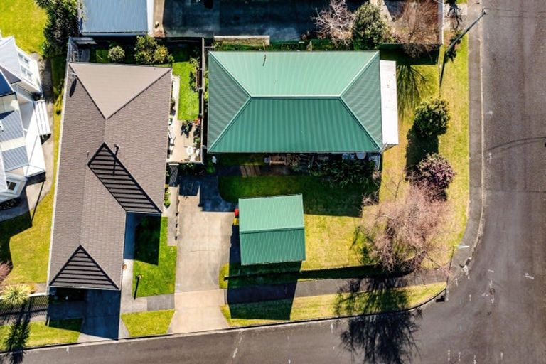 Photo of property in 2 Handley Place, Glen Avon, New Plymouth, 4312