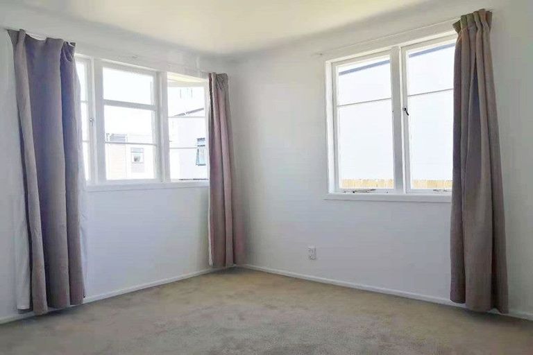 Photo of property in 18 Islington Avenue, New Lynn, Auckland, 0600