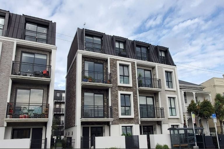 Photo of property in 16 Constable Street, Newtown, Wellington, 6021