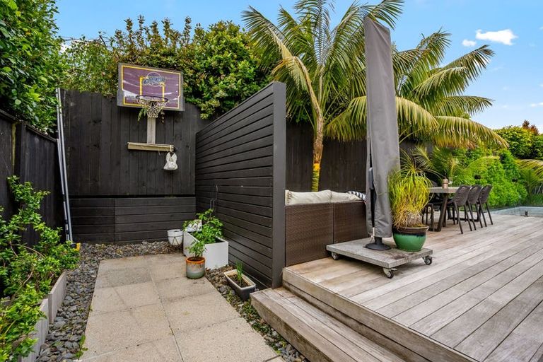Photo of property in 556 Beach Road, Rothesay Bay, Auckland, 0630