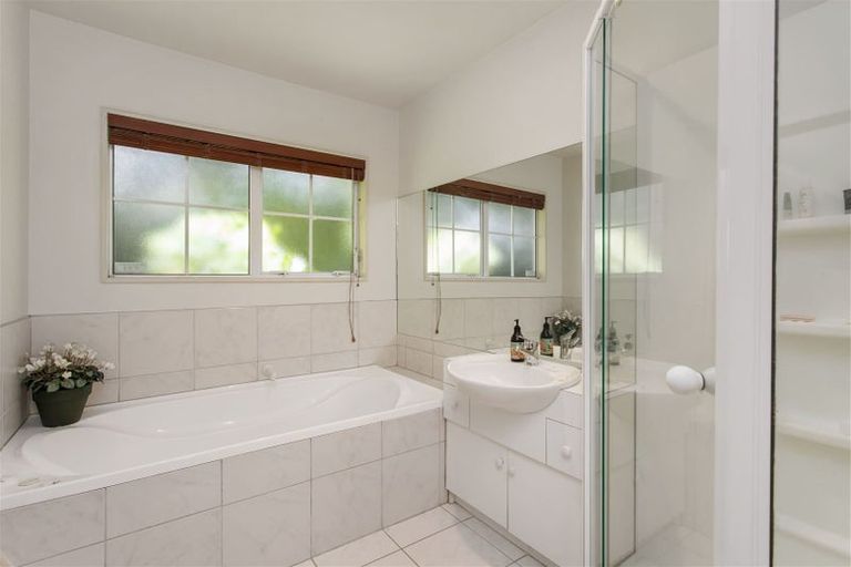 Photo of property in 17 Snowdon Road, Fendalton, Christchurch, 8052