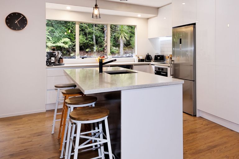 Photo of property in 53a Onedin Place, Titirangi, Auckland, 0604