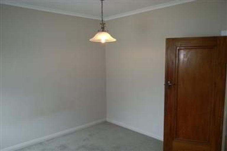 Photo of property in 2 Sugarloaf Road, Brooklyn, Wellington, 6021