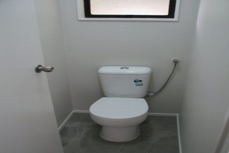 Photo of property in 2/110 Edmonton Road, Henderson, Auckland, 0612