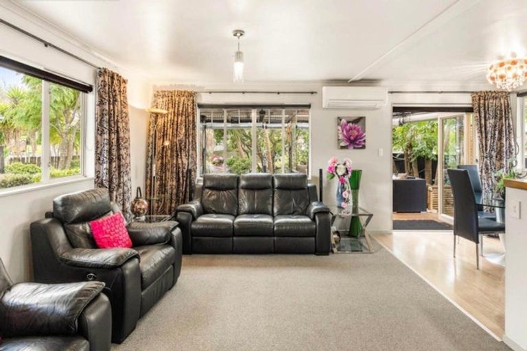 Photo of property in 12 Quo Vadis Place, Red Beach, 0932