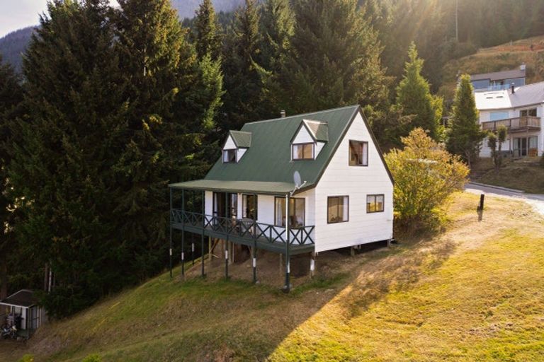 Photo of property in 1 Von Place, Fernhill, Queenstown, 9300