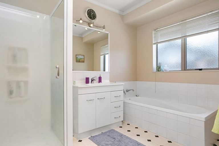 Photo of property in 37 Oaklands Drive, Cambridge, 3434