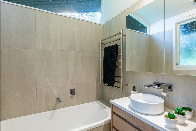 Photo of property in 10 Rangiwai Road, Titirangi, Auckland, 0604