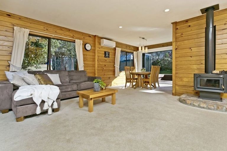 Photo of property in 12 Thalia Place, Totara Vale, Auckland, 0629